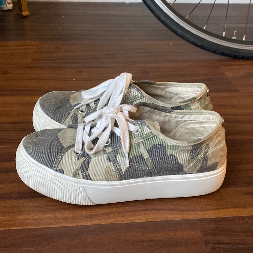 Steve Madden Women’s camo platform sneaker size 8